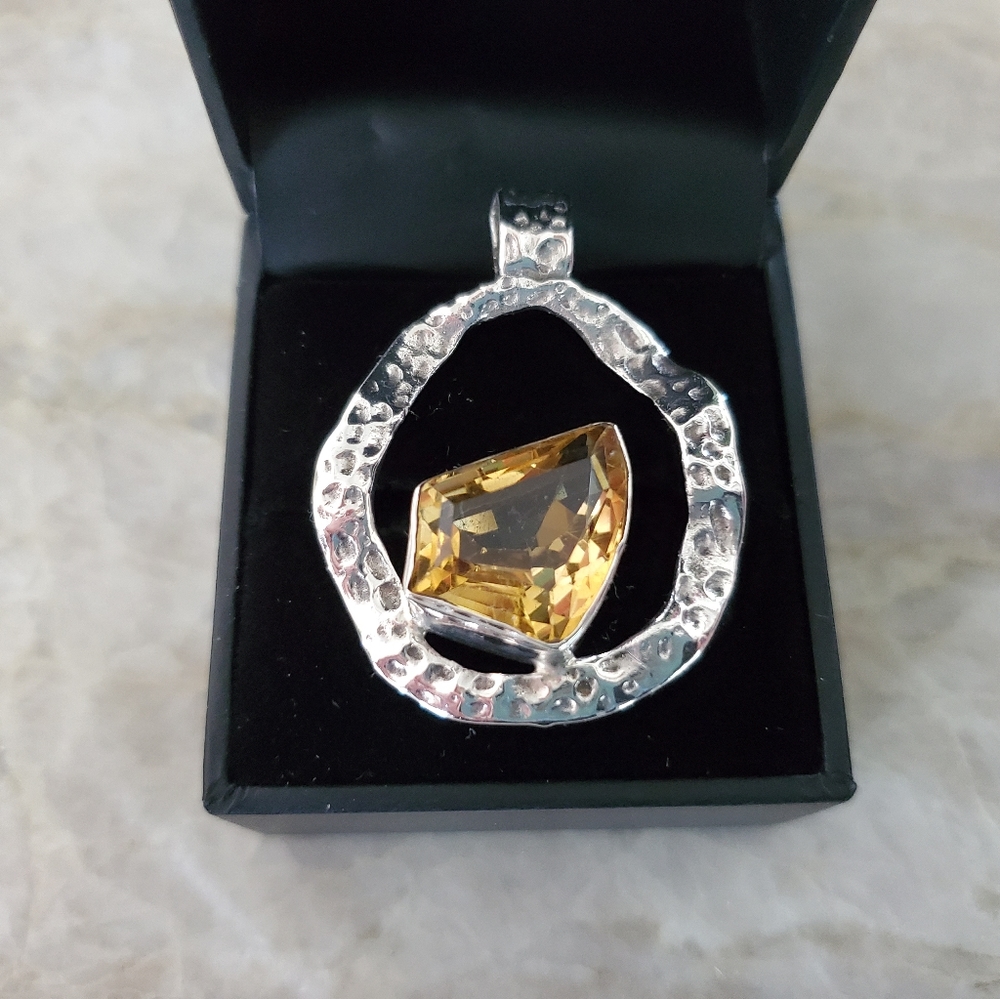 Yellow topaz necklace set in hammered silver - Picture 7 of 7